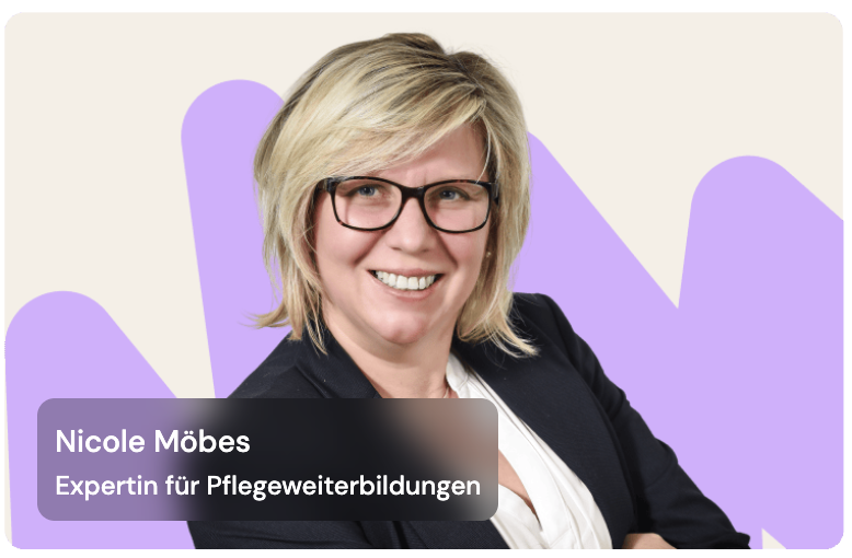 Porträt von Nicole Möbes, Expertin für Pflegeweiterbildungen, vor einem lila-weißen grafischen Hintergrund.
