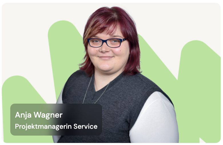 Porträt von Anja Wagner, Projektmanagerin Service, vor einem grün-weißen grafischen Hintergrund.