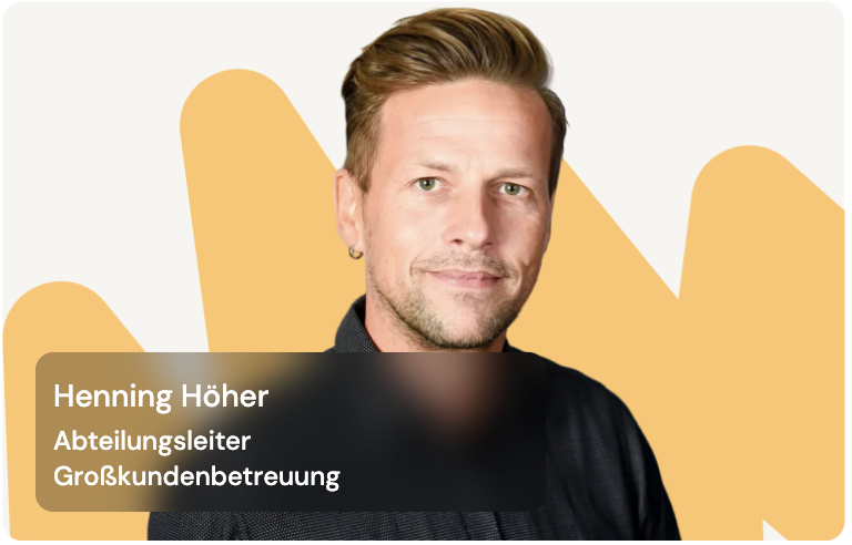 Porträt von Henning Höher, Abteilungsleiter Großkundenbetreuung, vor einem gelb-weißen grafischen Hintergrund.