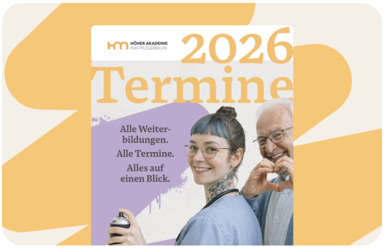 Cover der Höher Akademie für Pflegeberufe für das Jahr 2026. Der Text lautet: „2026 Termine – Alle Weiterbildungen. Alle Termine. Alles auf einen Blick.“ Abgebildet sind eine lächelnde Pflegekraft und ein Senior, der mit den Händen ein Herz formt.