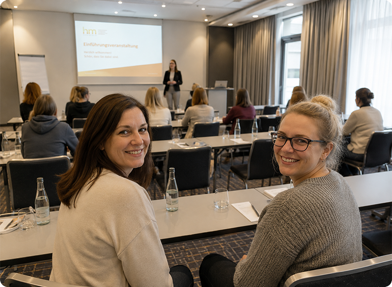 Präsenzkurs zur Weiterbildung in der Pflege – Schulung mit Teilnehmern im Seminarraum