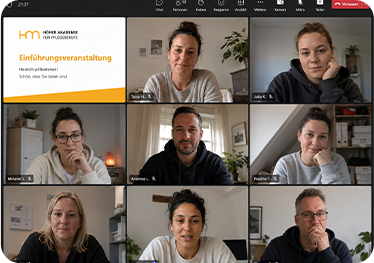 Online-Kurs zur Weiterbildung in der Pflege: Teilnehmende in einem virtuellen Klassenzimmer während einer Videokonferenz